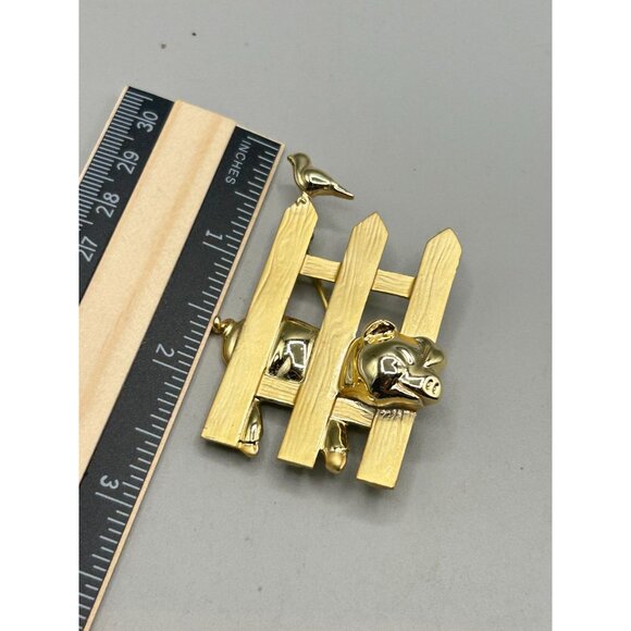 Vintage Matte Shiny Gold Tone AJC Pin Brooch Pig Stuck in Fence Bird On Picket - Picture 5 of 5